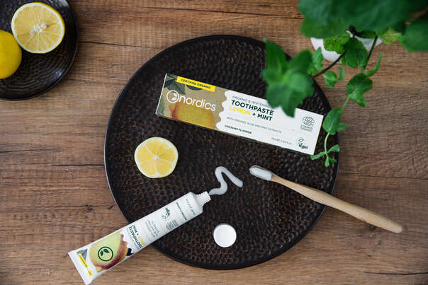 Sie sehen eine Packung Nordics Bio Zahnpasta Whitening Super White Zitrone & Minze, Produktbild: 03 Nordics Bio Zahnpasta Whitening Super White Zitrone & Minze, A-Nr.: 5332221 - 03