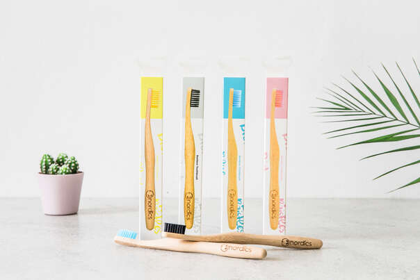 Sie sehen eine Packung Nordics Öko Zahnbürste Bambus mit blauen Borsten, Produktbild: 03 Nordics Öko Zahnbürste Bambus mit blauen Borsten, A-Nr.: 5332008 - 03